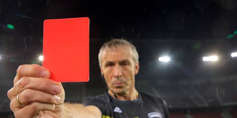 Hệ quả của việc nhận thẻ đỏ đối với cầu thủ và đội bóng